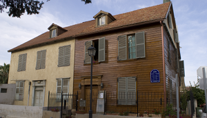 Wooden house at 10 Auerbach St.